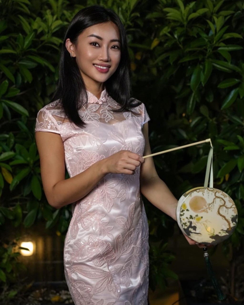 鬼妹仔性格的Reina穿起旗袍亦有中國味。